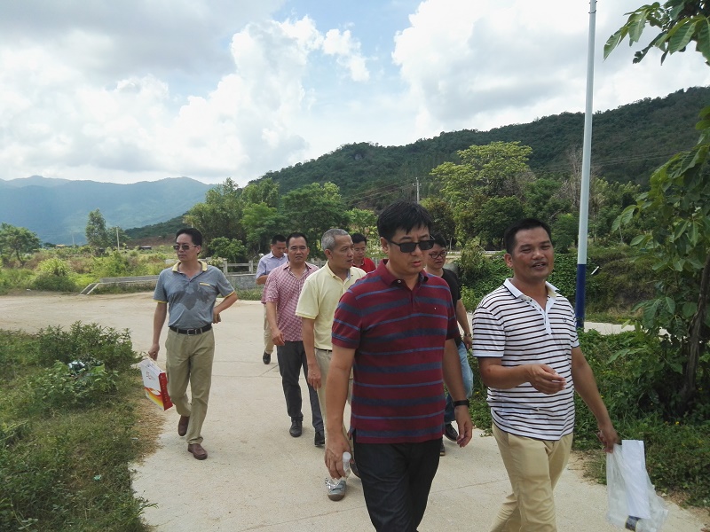 7月26日，調(diào)研小組調(diào)研村民農(nóng)業(yè)生產(chǎn)情況（財經(jīng)學院 張澤浩攝影）.jpg