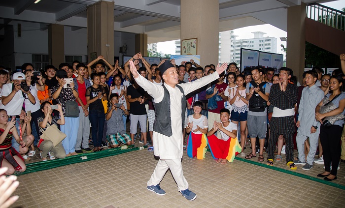 “你好，同學(xué)！“——尼泊爾民族舞送給新朋友（圖書館 梁平攝影）.jpg