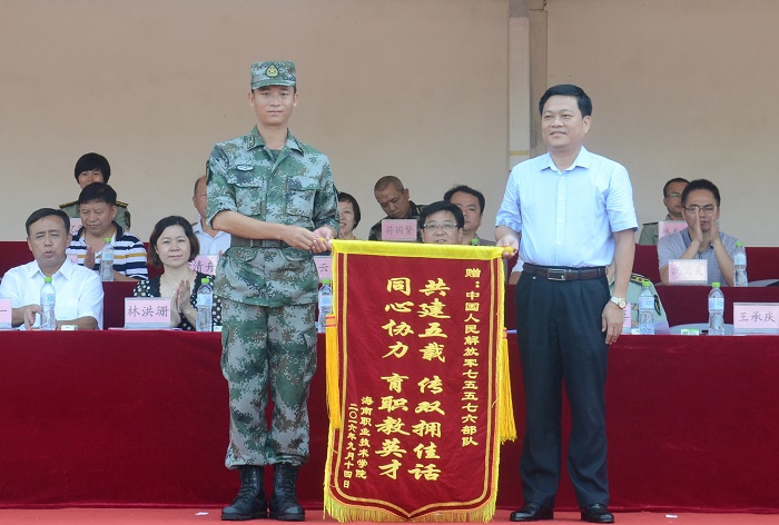 9月14日，王承慶向中國人民解放軍75576部隊(duì)贈(zèng)送錦旗（海職青年記者團(tuán) 黃炳蔚攝影）.jpg