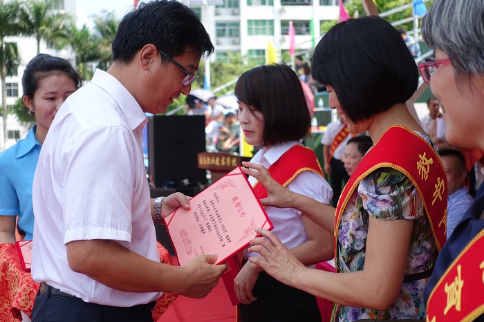 9月14日，王安興為獲得2016年“三育人”先進(jìn)個(gè)人的獲獎(jiǎng)?wù)哳C獎(jiǎng)（宣傳部 陳瑜攝影）.JPG