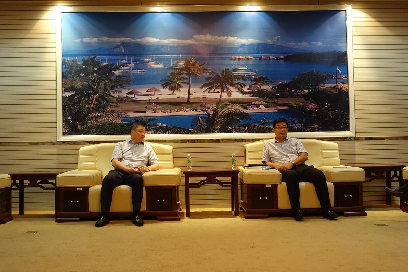 9月21日，王安興向何思模介紹學(xué)校辦學(xué)歷程（黨委宣傳部 邱丹丹攝影）.JPG