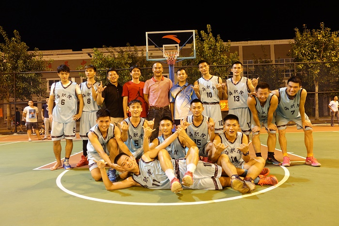 我校男子籃球隊合影（學(xué)生工作處提供）.JPG