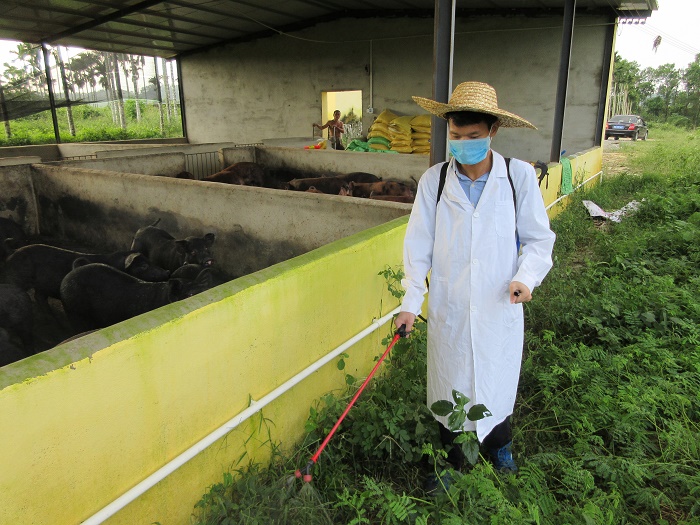 10月20日，災(zāi)區(qū)科技救助隊隊員對豬場外圍進行防疫消毒(黨委宣傳部 邱丹丹攝影).JPG