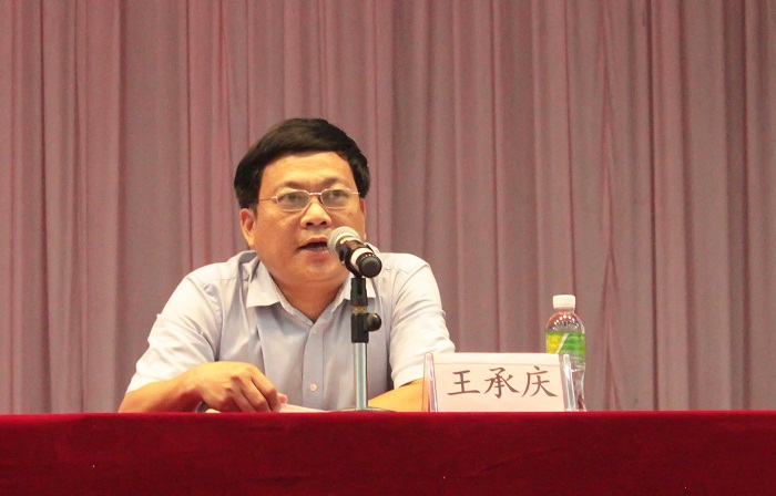 學(xué)校黨委書記王承慶主持《走在民族復(fù)興大道上的當(dāng)今中國》講座（海職青年記者團(tuán) 李菊霞攝影） .jpg