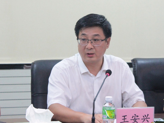 王安興向“首屆瓊臺高等職業(yè)教育論壇”臺灣代表團(tuán)介紹我校情況（海職青年記者團(tuán) 李菊霞攝影）.jpg