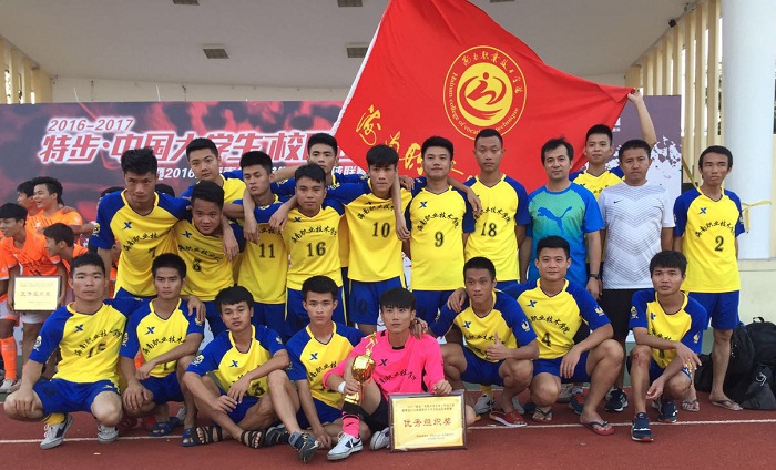 我校男子足球隊(duì)合影(學(xué)生工作處提供).jpg