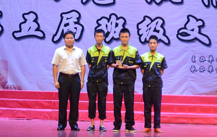 許昌斌為獲得冠軍班級(jí)頒獎(jiǎng)（海職青年記者團(tuán) 黃炳蔚攝影）.jpg