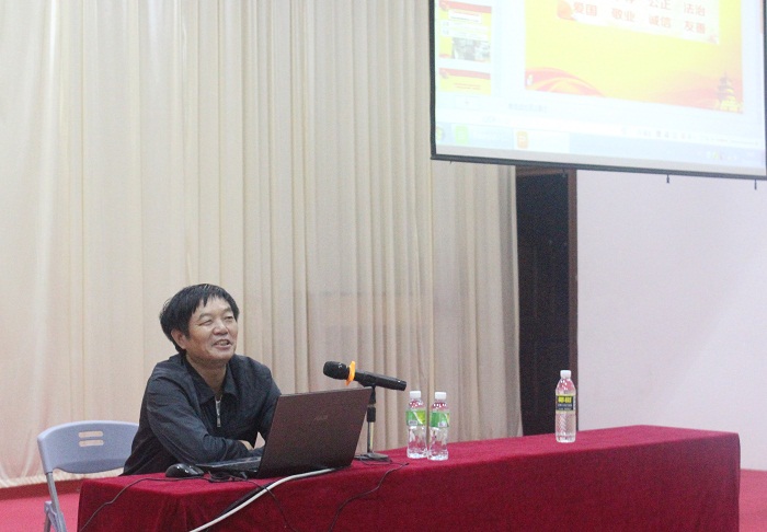 王明初教授主講《大學(xué)生如何為人處世》（海職青年記者團(tuán) 李菊霞攝影）.jpg