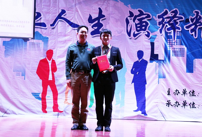 12月6日，符興干為獲大賽一等獎的選手頒獎（海職記者團 黃炳蔚攝影）.jpg