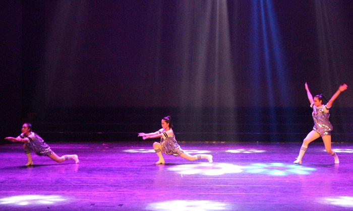 項瑩瑩、季虹伊、吳淑芳演繹《飛的更高》(海職青年記者團 王小松攝影).jpg