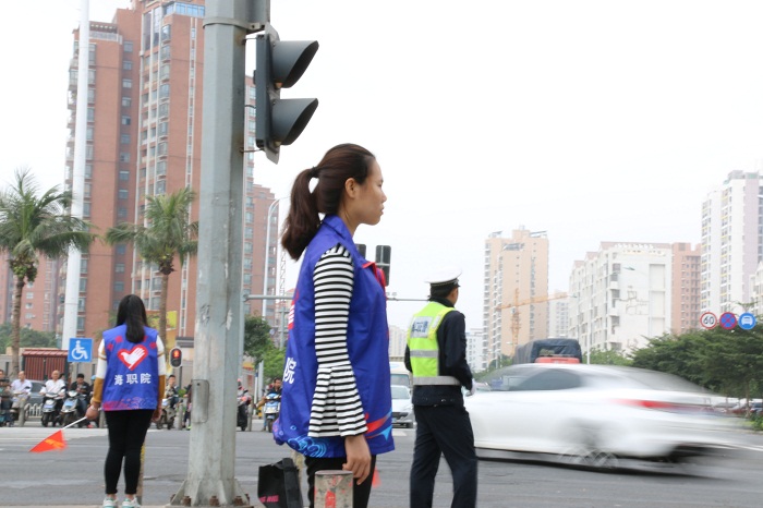 志愿者協(xié)助交警維持交通秩序(海職青年記者團(tuán) 黃炳蔚攝影）.jpg