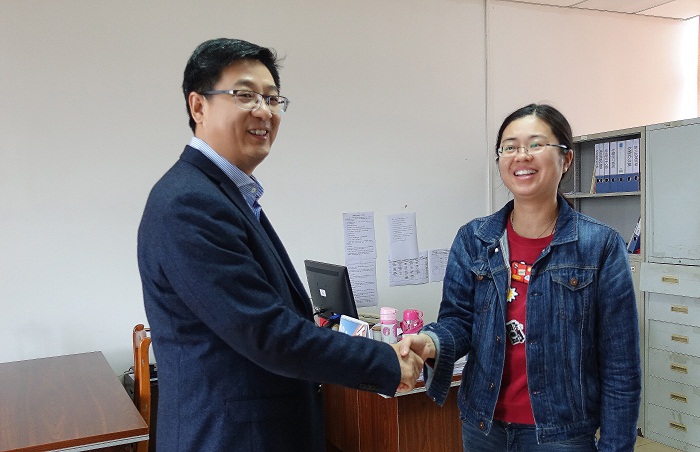 校領(lǐng)導(dǎo)慰問(wèn)黨委辦公室工作人員(宣傳部 陳瑜攝影).jpg