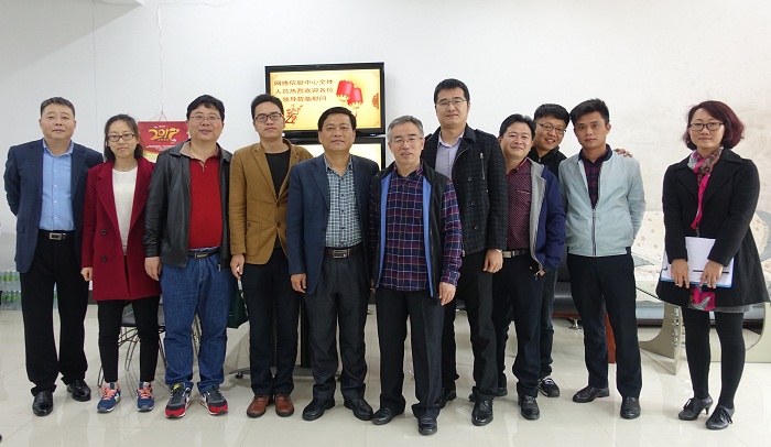 校領(lǐng)導(dǎo)與網(wǎng)絡(luò)信息中心工作人員合影(宣傳部 陳瑜攝影).jpg