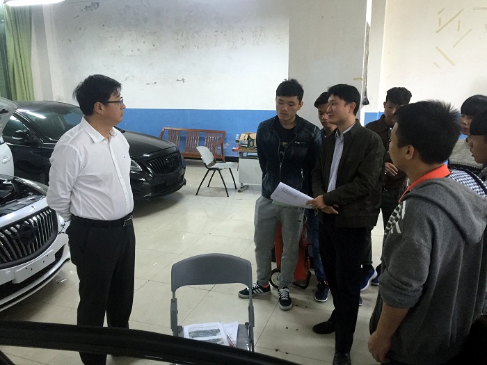 王安興檢查新學(xué)期開(kāi)學(xué)第一天實(shí)訓(xùn)教學(xué)情況（黨委宣傳部 袁媛攝影）.jpg