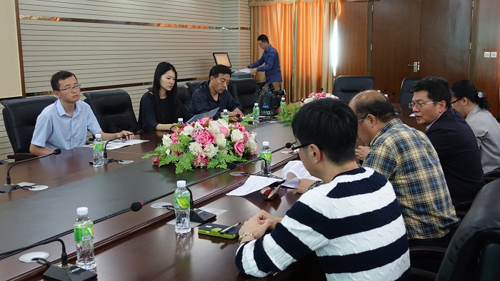 向央視記者介紹我校中加學院相關(guān)情況（黨委宣傳部 陳瑜攝影）.JPG