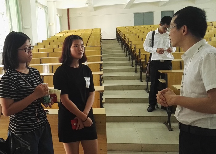 同學(xué)們就相關(guān)證券問題向胡聶進行咨詢（財經(jīng)學(xué)院 孫璇攝影）.jpg