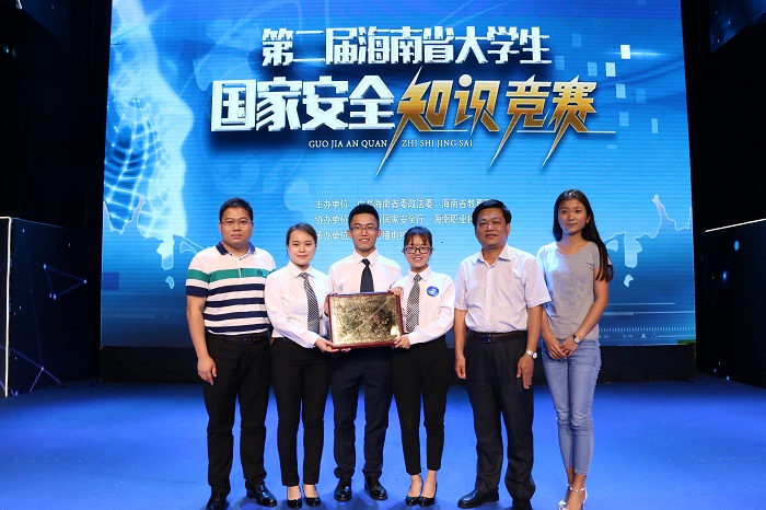 學校黨委書記王承慶和領隊、指導教師及參賽選手合影留念(海職青年記者團 李菊霞攝影）.JPG