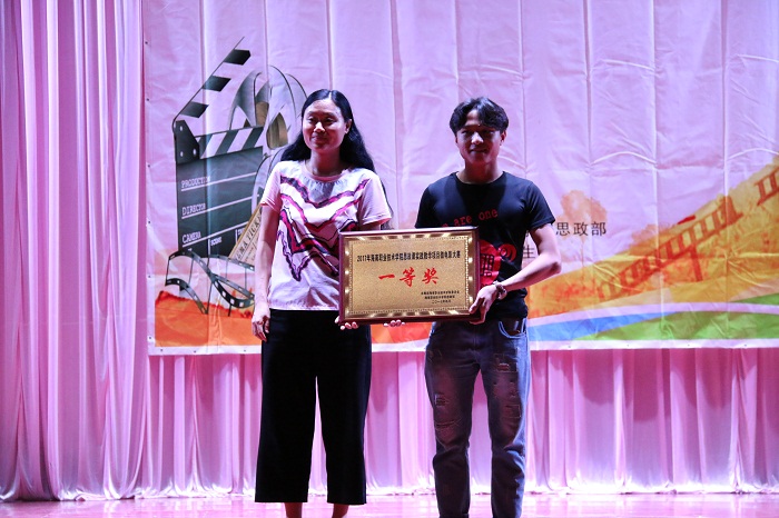 鄒曙南為微電影作品團(tuán)體一等獎(jiǎng)獲得者頒獎(jiǎng) (海職青年記者團(tuán) 黎加奎攝影).JPG