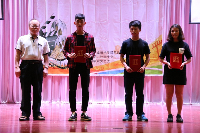 王立紫為“小長(zhǎng)征”實(shí)踐課一等獎(jiǎng)獲得者頒獎(jiǎng)（海職青年記者團(tuán) 黎加奎攝影）.JPG