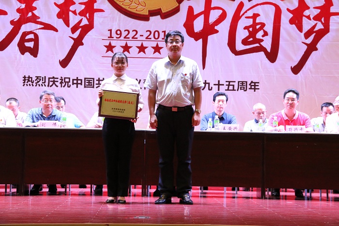 王安興與2016年度海南省“五四紅旗團(tuán)支部”獲獎(jiǎng)團(tuán)體代表合影（海職青年記者團(tuán) 黃炳蔚攝影）.JPG