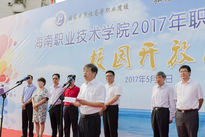 省教育廳副廳長(zhǎng)黎岳南講話(huà)（圖書(shū)館 梁平攝影）.jpg