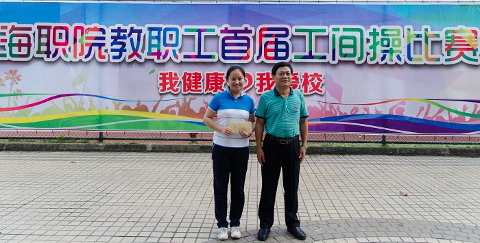 王承慶為一等獎(jiǎng)獲得者頒獎(jiǎng)（圖書館 梁平攝影）.jpg