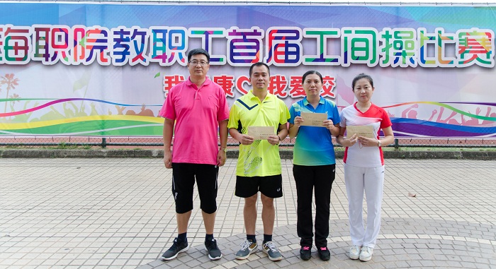 王安興為二等獎(jiǎng)獲得者頒獎(jiǎng)（圖書館 梁平攝影）.jpg