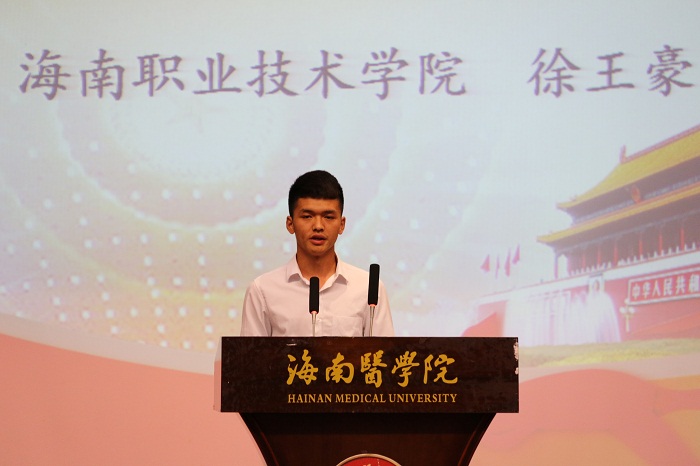 2016級汽車服務(wù)與營銷班徐王豪演講現(xiàn)場（海職青年記者團(tuán) 黎加奎攝影）.JPG