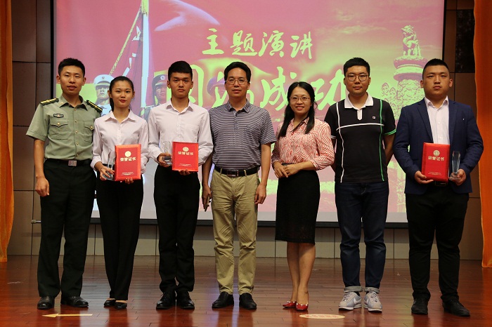 符興干與我校參賽選手合影留念（海職青年記者團(tuán) 黎加奎攝影）.JPG