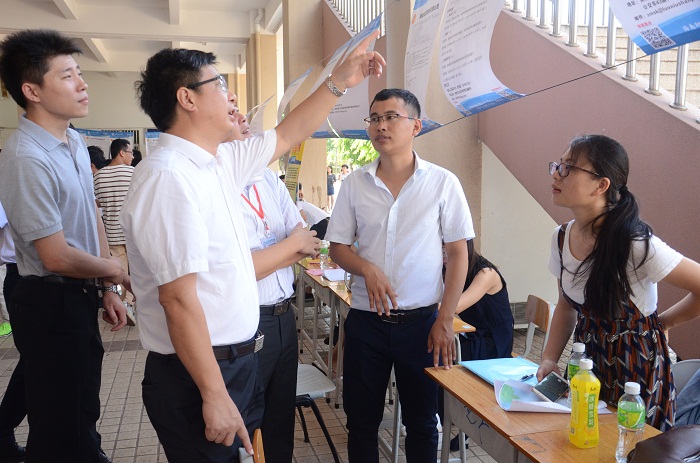 王安興視察洽談會現(xiàn)場（海職青年記者團(tuán) 黎加奎攝影）.JPG