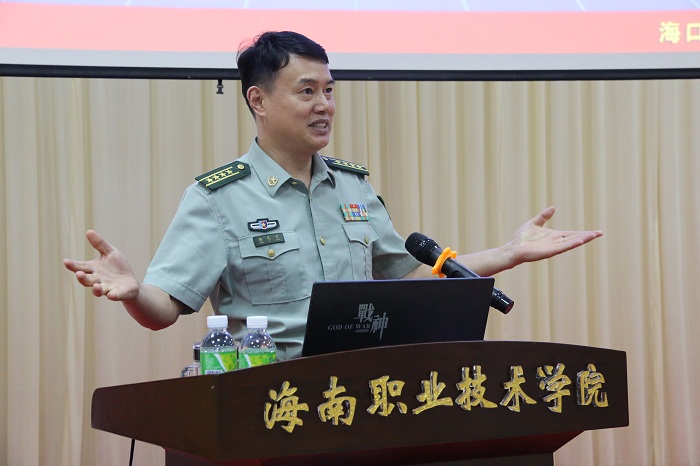 楊禮文大校與在場(chǎng)師生分享戰(zhàn)斗英雄事跡（海職青年記者團(tuán) 黎加奎攝影）.JPG