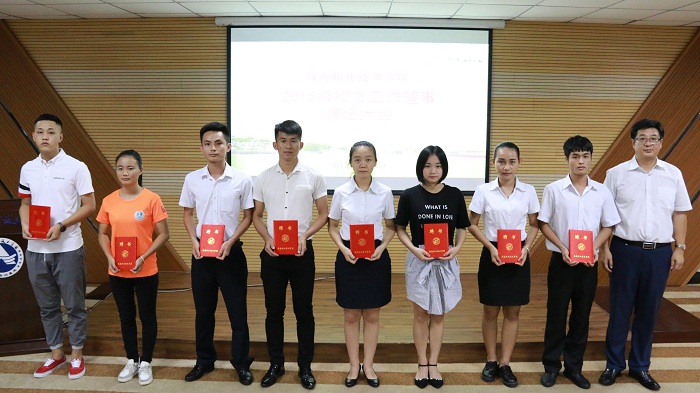 王安興為2015級(jí)校友工作理事代表頒發(fā)聘書(shū)（海職青年記者團(tuán) 黎加奎攝影）.jpg