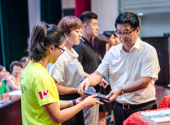 王安興為畢業(yè)生代表頒發(fā)畢業(yè)證書及畢業(yè)紀(jì)念品（圖書館 梁平攝影）.jpg