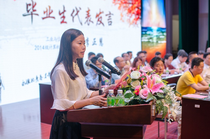 畢業(yè)生代表李正慧發(fā)言（圖書館 梁平攝影）.jpg