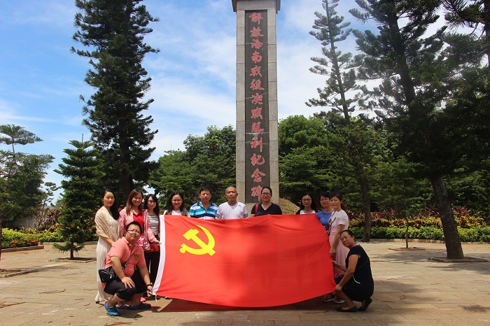商學(xué)院黨總支開展“七一”緬懷革命先烈活動(dòng)（商學(xué)院 鄭曉非攝影）.JPG