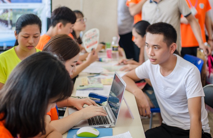 （新生辦理報(bào)到手續(xù) 圖書館梁平攝影）.jpg