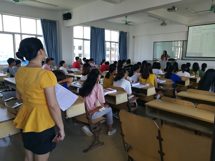 （檢查教師授課和學(xué)生聽課情況 財(cái)經(jīng)學(xué)院供圖）.jpg