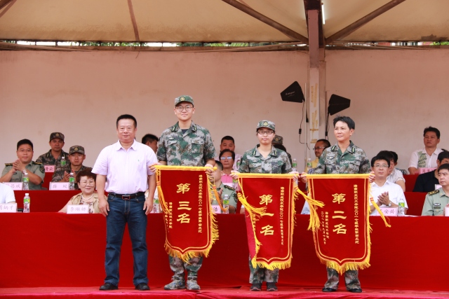 （林方賀主席向2017年學(xué)生軍訓(xùn)軍容風(fēng)紀(jì)評(píng)比前三名頒發(fā)錦旗）.jpg