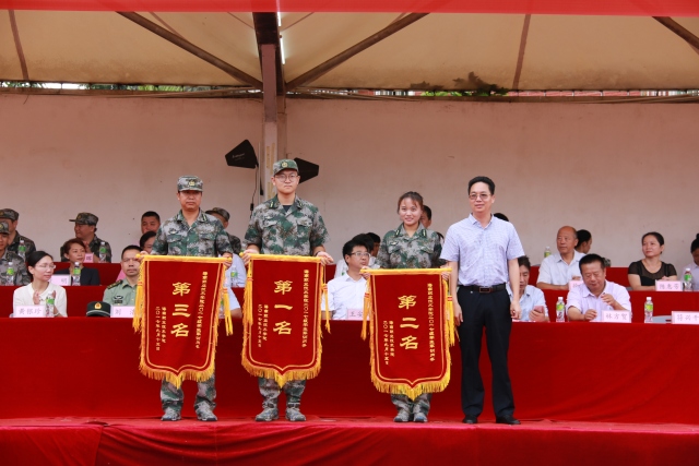 （符興干助理向2017年學(xué)生軍訓(xùn)內(nèi)務(wù)評(píng)比前三名頒發(fā)錦旗）.jpg