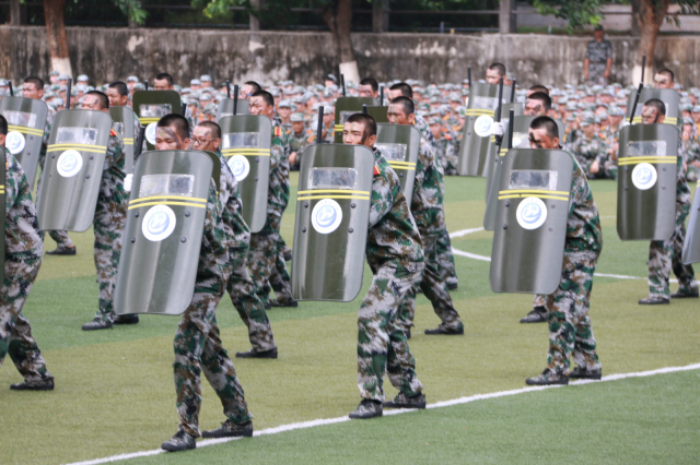 （軍事訓(xùn)練科目表演—警棍盾牌術(shù)）.jpg