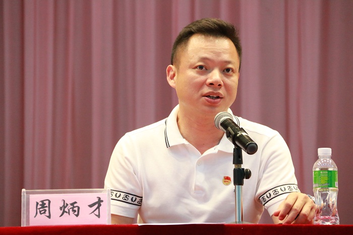 （黨委副書記周炳才同志在開班典禮上講話 海職青年記者團(tuán)黎加奎攝影）.JPG