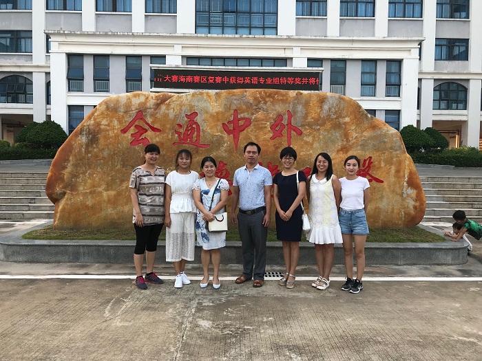 （同海外院英語系相關(guān)領(lǐng)導(dǎo)的合影 財(cái)經(jīng)學(xué)院供圖）.jpg