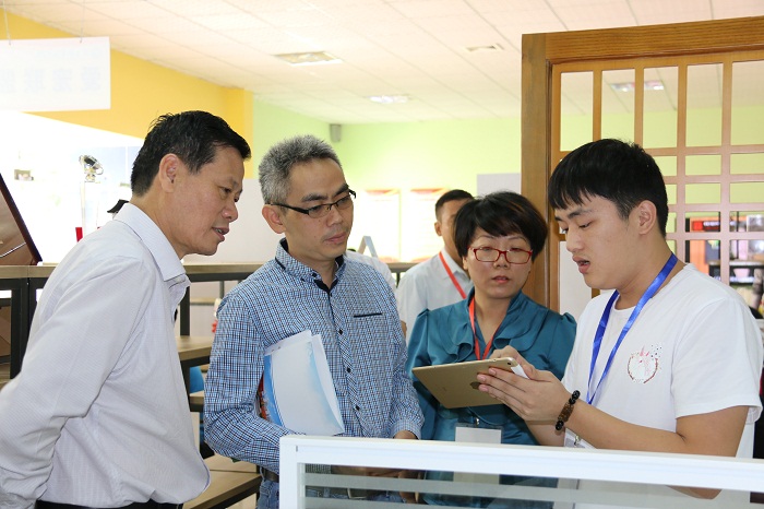 （專家組現(xiàn)場(chǎng)走訪創(chuàng)業(yè)基地 海職青年記者團(tuán)王寶攝影）.JPG