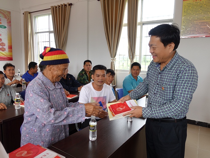 王承慶為新園村老黨員發(fā)放十九大學(xué)習(xí)資料.JPG