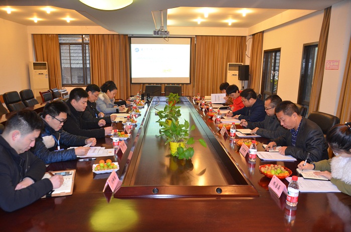 （與重慶青年職業(yè)技術(shù)學院相關(guān)人員交流 黨委宣傳部朱澤東攝影）.JPG