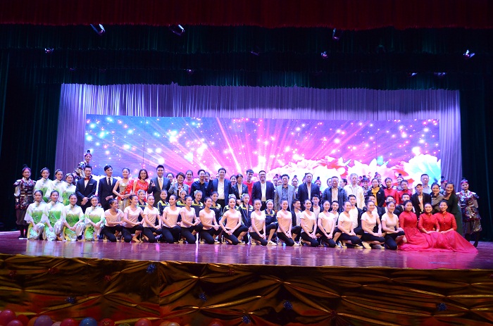 學(xué)校領(lǐng)導(dǎo)與演員合影留念（海職青年記者團(tuán) 黎加奎攝影）.JPG