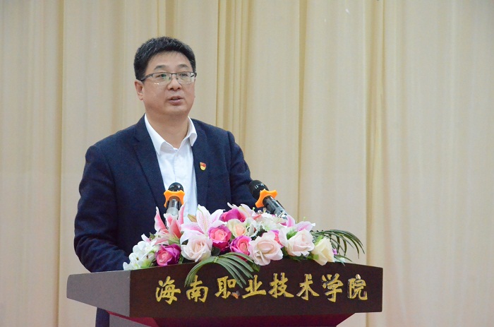 （王安興校長(zhǎng)做了題為《以十九大精神為指引，立德樹(shù)人，培養(yǎng)新時(shí)代合格的技術(shù)技能人才》的主題宣講報(bào)告 海職青年記者團(tuán)王樹(shù)敏攝影）.JPG