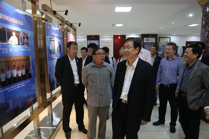 （李家俊書記等人共同參觀海南職業(yè)技術(shù)學(xué)院校史館 黨委宣傳部朱澤東攝影）.JPG