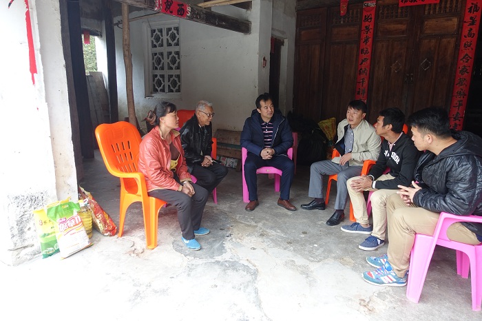 （走訪慰問經(jīng)濟困難學(xué)生家庭 學(xué)生工作部供圖）.JPG