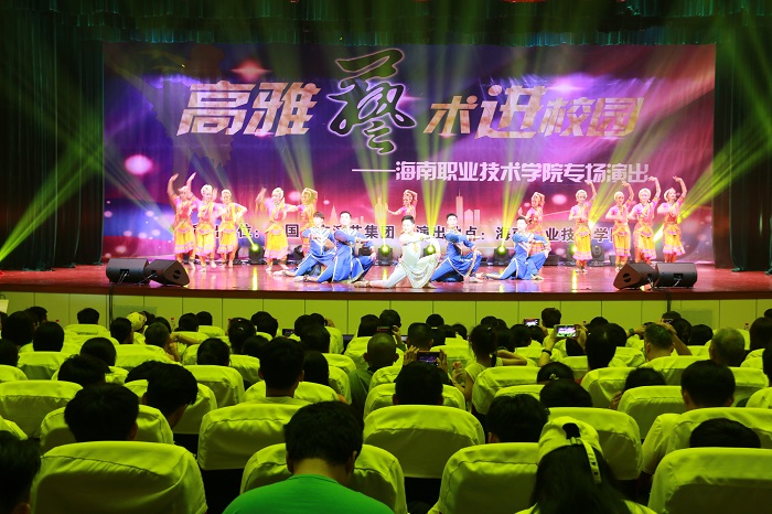 演出現(xiàn)場(chǎng)（海職青年記者團(tuán) 王寶攝影）.JPG